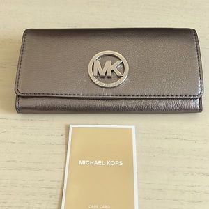 Michael Kors Platinum Wallet New